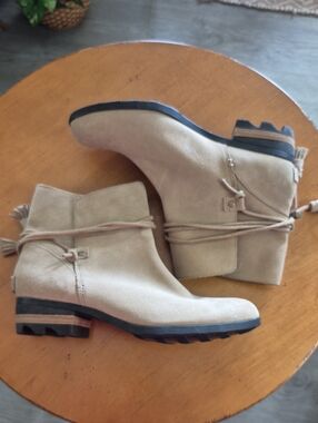 Sorel Farah Beige Suede Ankle Boots. Size 9. NWOT